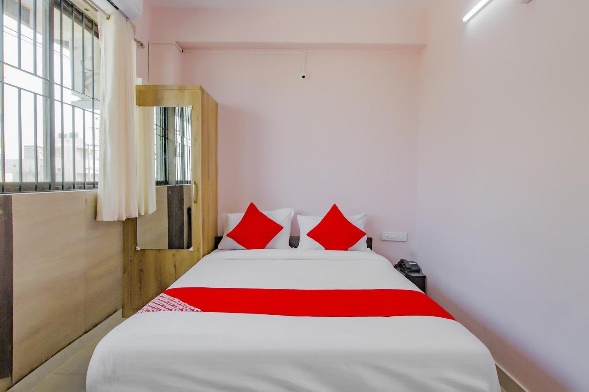 Oyo 79181 Sri Dhanalakshmi Boarding & Lodging Bangalore Eksteriør billede