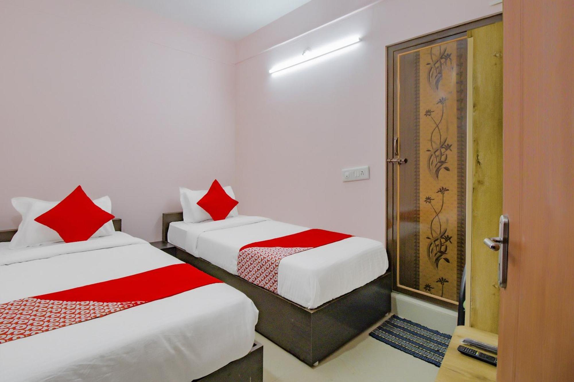 Oyo 79181 Sri Dhanalakshmi Boarding & Lodging Bangalore Eksteriør billede