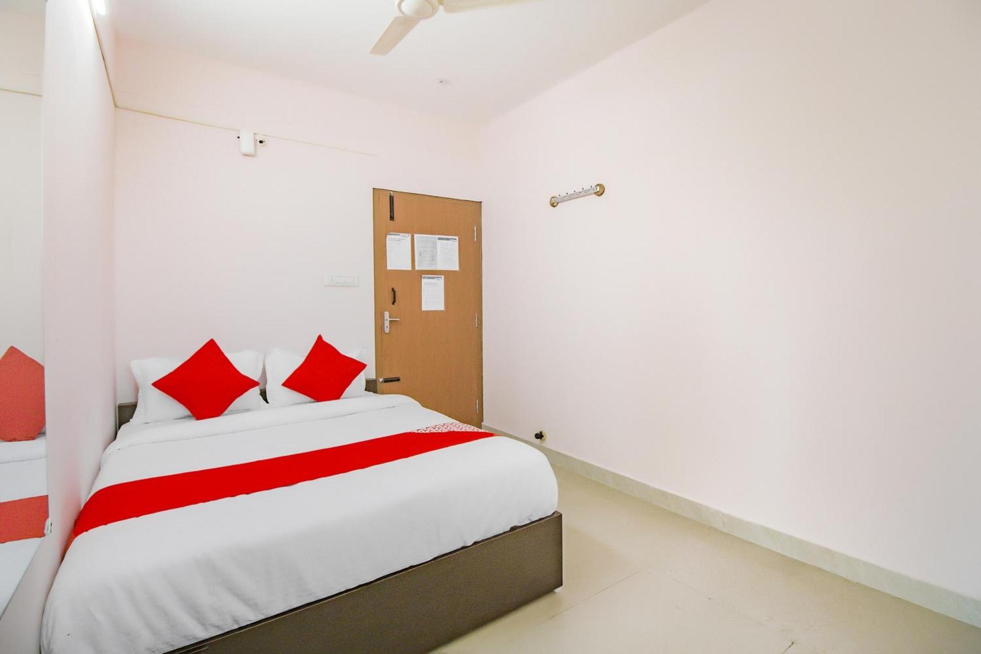 Oyo 79181 Sri Dhanalakshmi Boarding & Lodging Bangalore Eksteriør billede