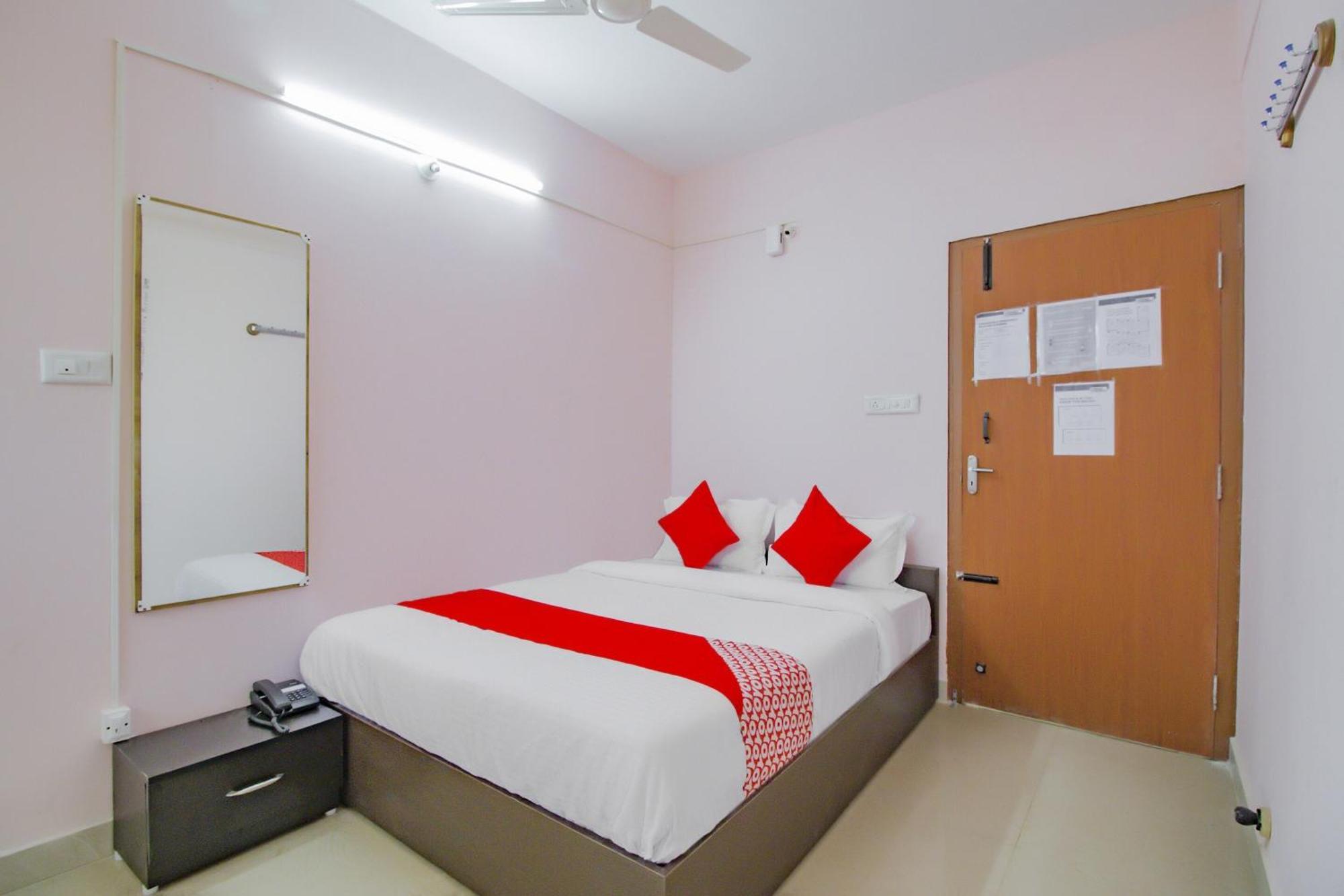 Oyo 79181 Sri Dhanalakshmi Boarding & Lodging Bangalore Eksteriør billede