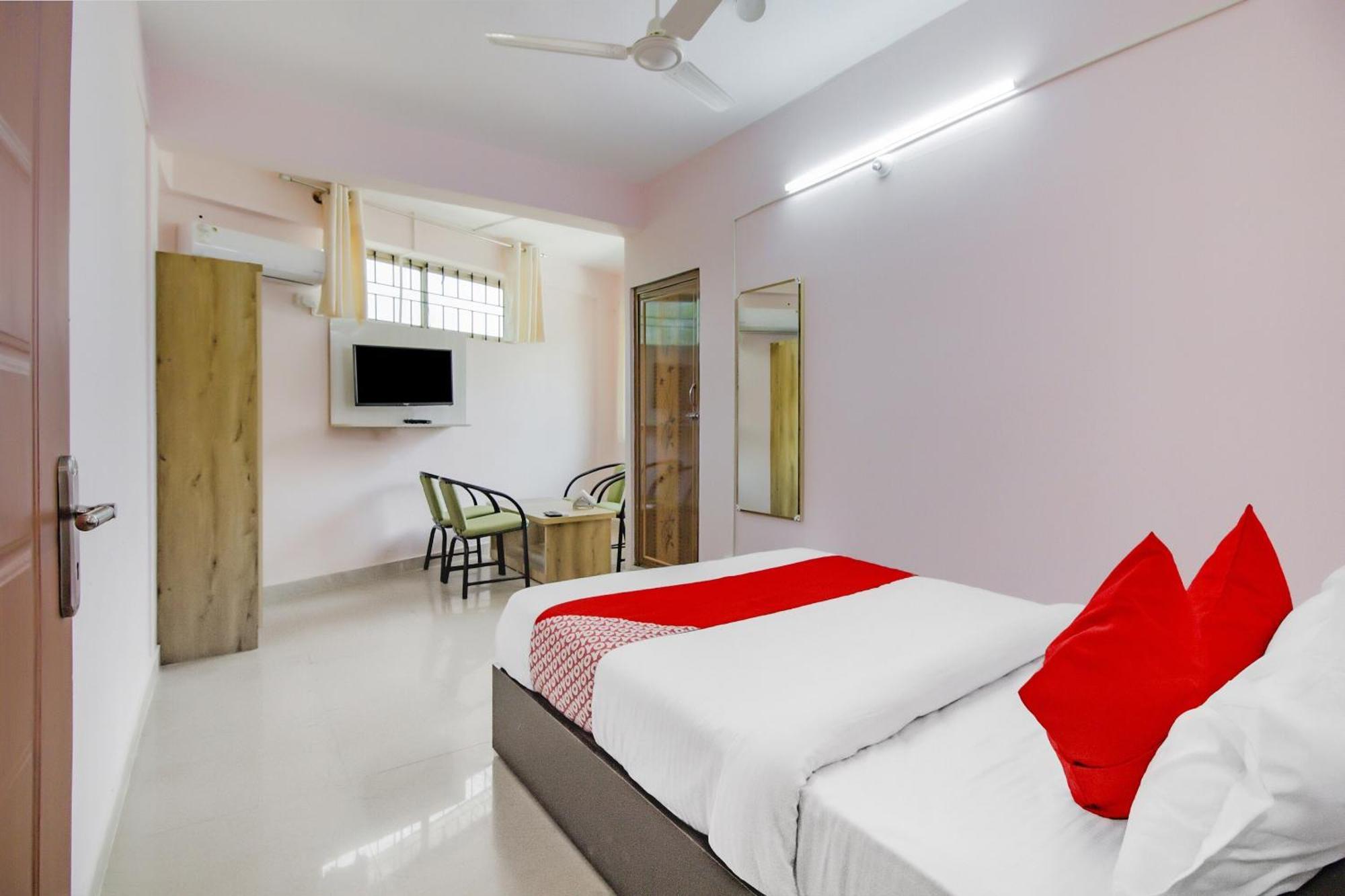 Oyo 79181 Sri Dhanalakshmi Boarding & Lodging Bangalore Eksteriør billede